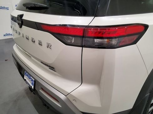 Used 2024 Nissan Pathfinder Platinum image 13