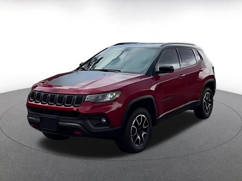 Used 2025 Jeep Compass Trailhawk AWD/4WD image 2