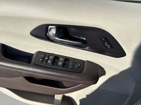 Used 2020 Chrysler Pacifica Touring-L Plus w/ Tire & Wheel Group image 17