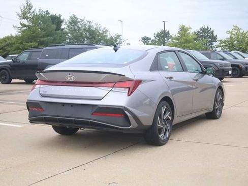 Used 2025 Hyundai Elantra Sport FWD image 4