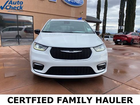 Used 2024 Chrysler Pacifica Touring-L image 11