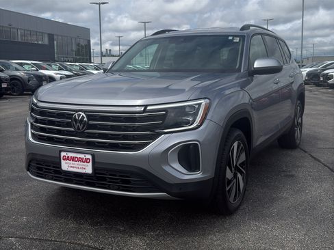 Used 2024 Volkswagen Atlas SE AWD/4WD image 2