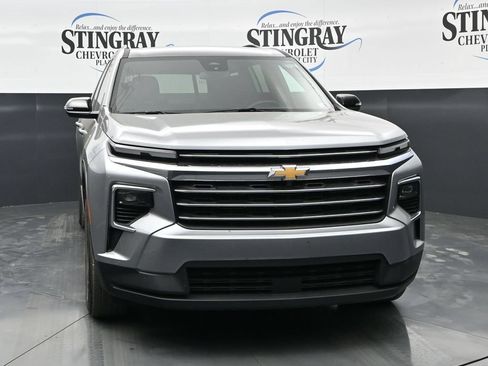 Used 2025 Chevrolet Traverse LT AWD/4WD image 2