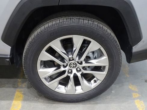 Used 2021 Toyota RAV4 XLE Premium image 34