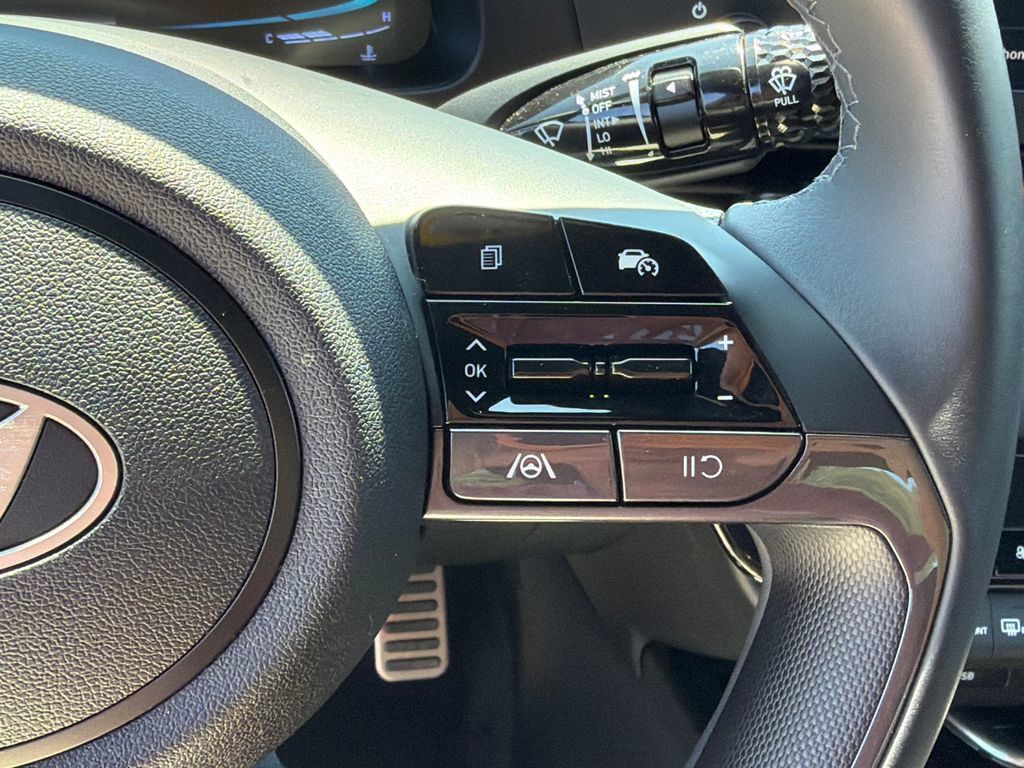 Certified 2025 Hyundai Elantra Sport FWD image 23