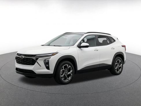 Used 2025 Chevrolet Trax LT FWD image 3