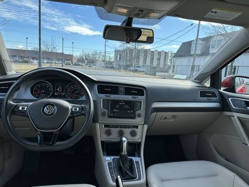 Used 2016 Volkswagen Golf SE image 3