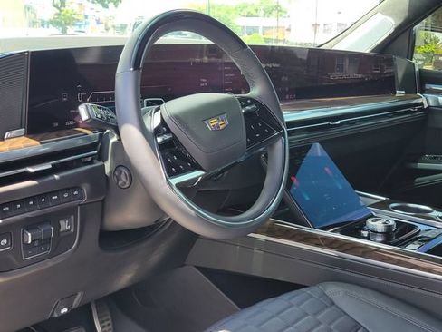 Certified 2025 Cadillac Escalade ESV Sport Platinum w/ LPO, Floor Liner Package AWD/4WD image 14