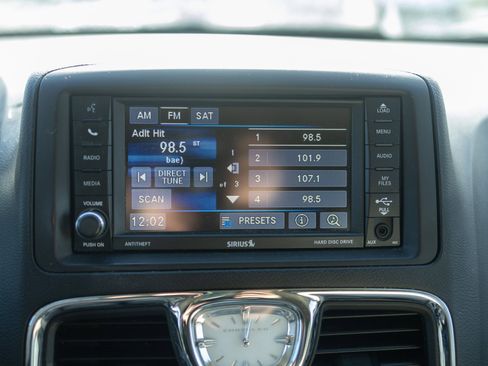 Used 2015 Chrysler Town & Country Touring w/ Driver Convenience Group image 7