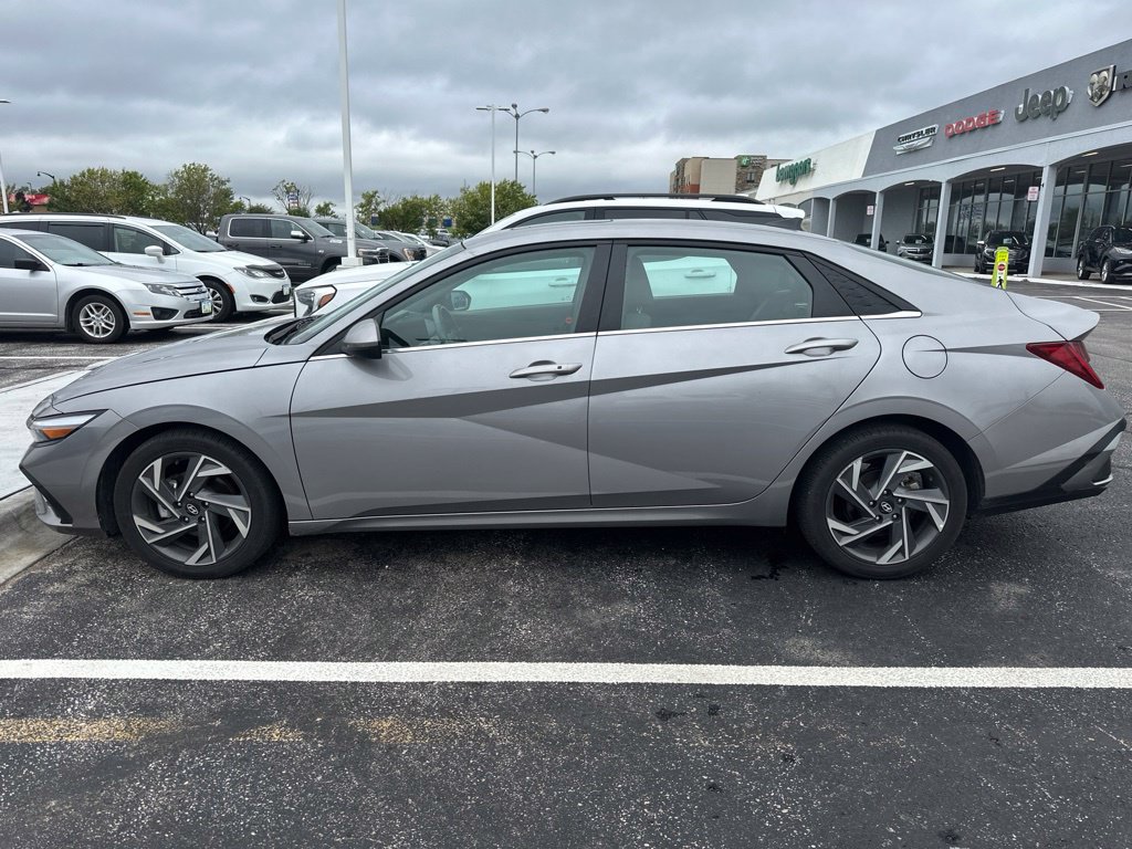 Used 2025 Hyundai Elantra SEL FWD image 2