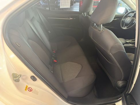 Used 2018 Toyota Camry LE FWD image 14