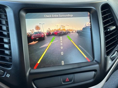 Used 2016 Jeep Cherokee Latitude FWD image 19