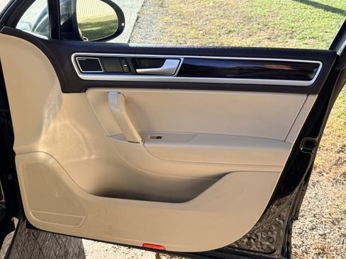 Used 2016 Volkswagen Touareg Executive image 29