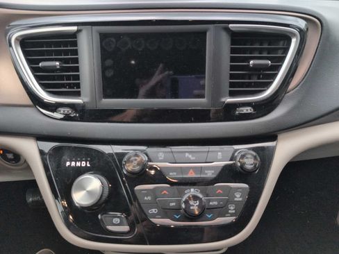 Used 2018 Chrysler Pacifica Touring Plus FWD image 13