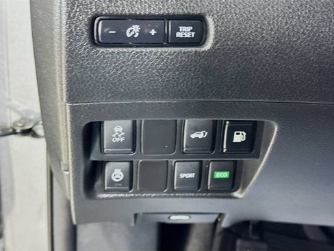 Used 2018 Nissan Rogue SV w/ Premium Package FWD image 12