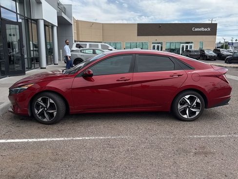 Used 2023 Hyundai Elantra SEL w/ Convenience Package image 2