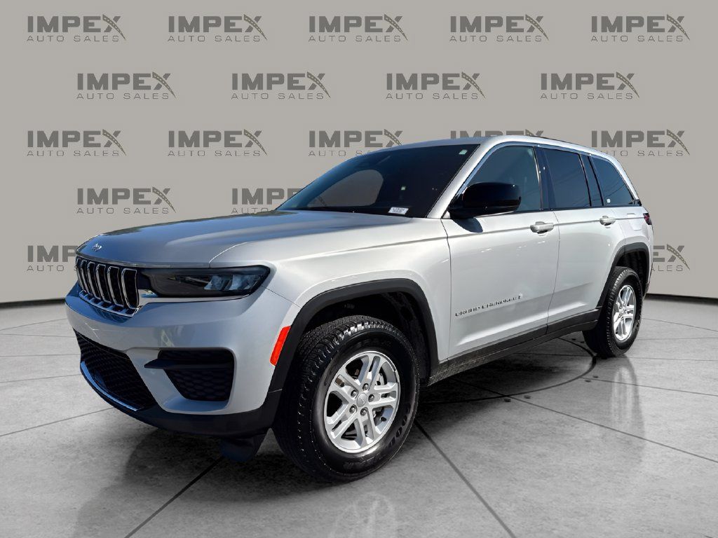 Used 2024 Jeep Grand Cherokee Laredo RWD image 1