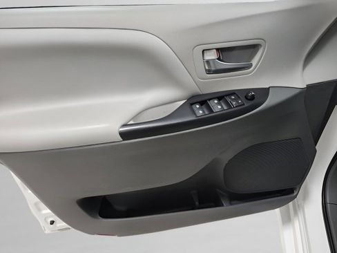Used 2020 Toyota Sienna LE image 23