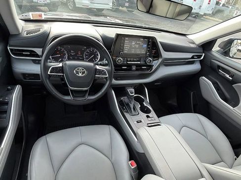 Used 2022 Toyota Highlander XLE image 23