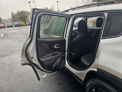 Used 2019 Jeep Renegade Altitude w/ Quick Order Package 2XM image 16