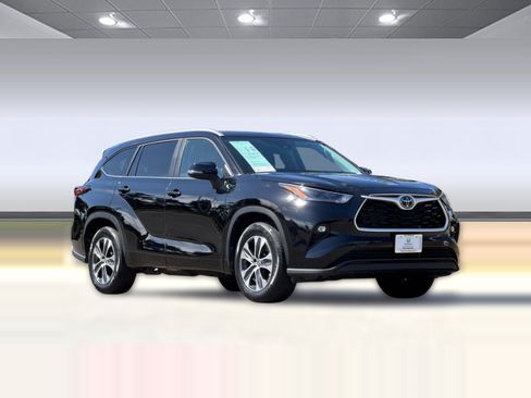 Used 2024 Toyota Highlander XLE FWD image 6