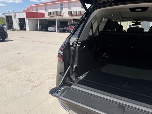Used 2023 BMW X7 xDrive40i w/ Climate Comfort Package AWD/4WD image 4