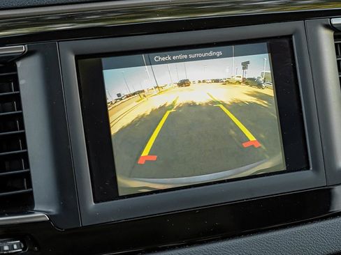 Used 2019 Chrysler Pacifica Touring-L image 28