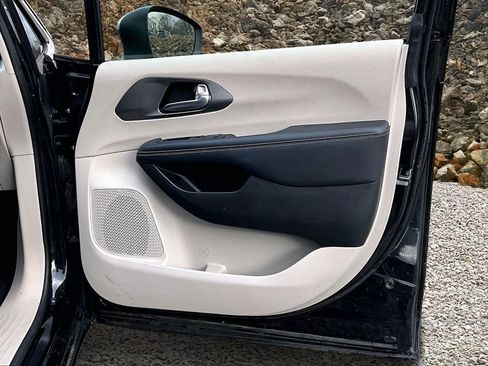 Used 2023 Chrysler Pacifica Touring-L image 22