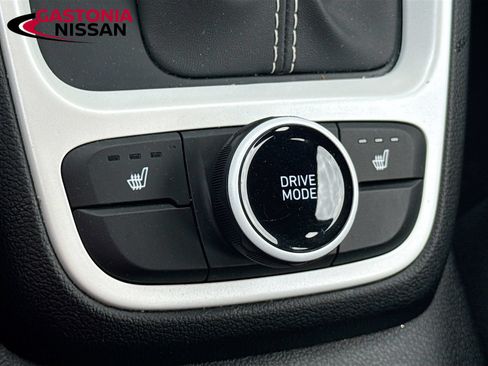 Used 2023 Hyundai Venue Limited FWD image 27