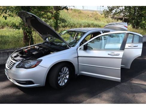 Used 2011 Chrysler 200 Touring image 17