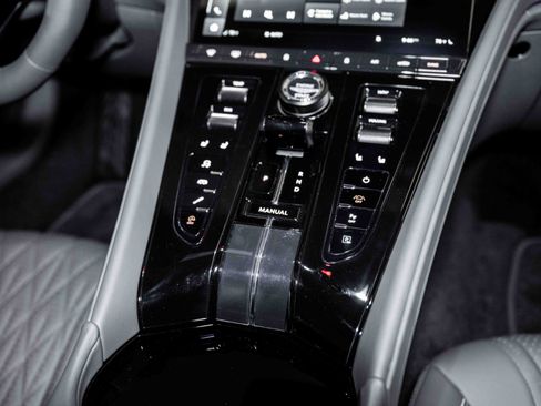 Used 2024 Aston Martin DB12 Coupe image 30