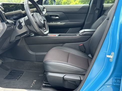 Certified 2025 Nissan Kicks SR FWD image 11