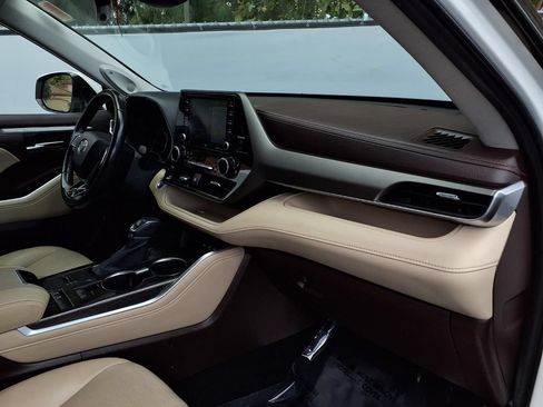 Used 2020 Toyota Highlander Limited FWD image 21