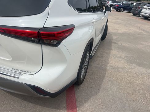 Used 2021 Toyota Highlander Platinum FWD image 6