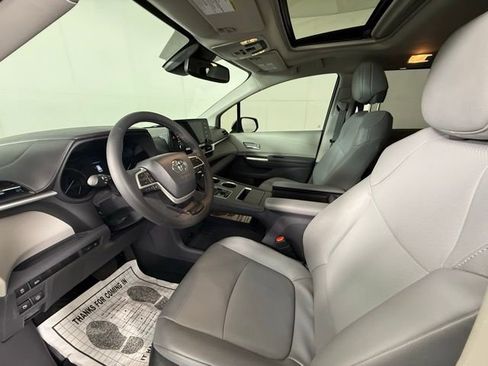 Used 2024 Toyota Sienna XLE FWD image 17