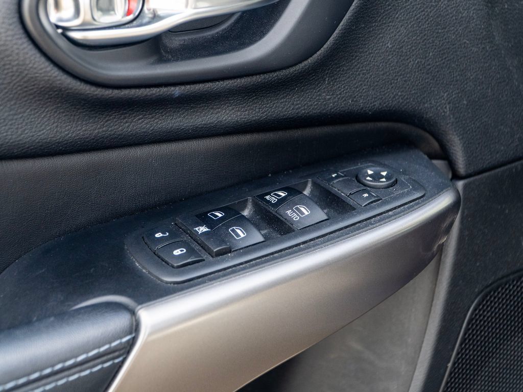 Used 2019 Jeep Cherokee Latitude w/ Cold Weather Group AWD/4WD image 16