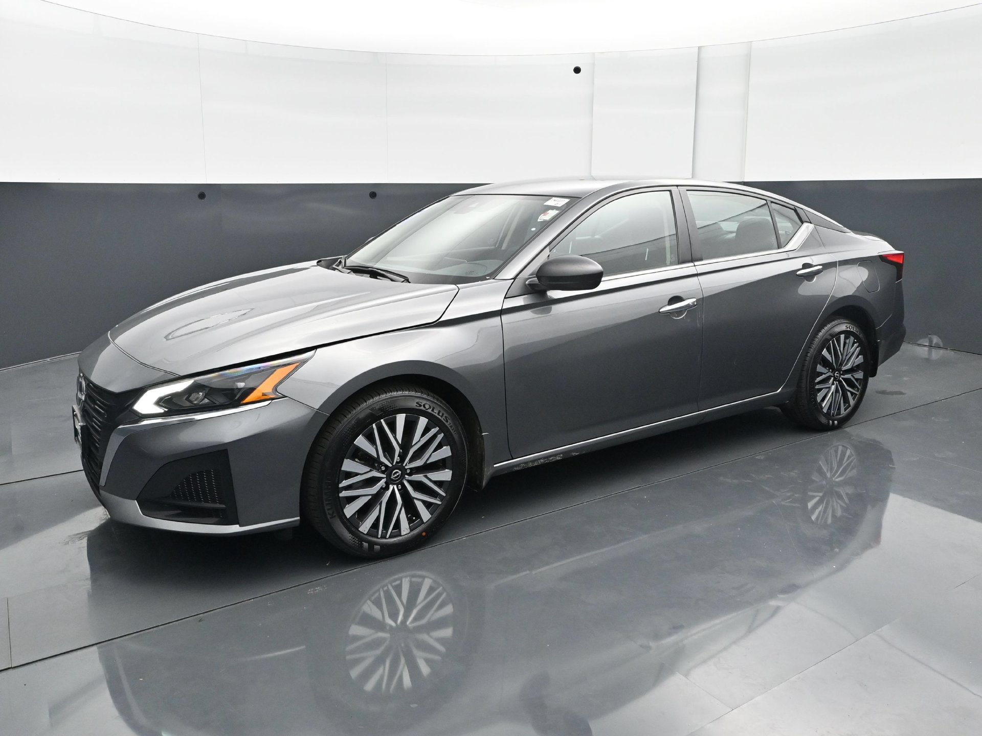 Used 2024 Nissan Altima 2.5 SV AWD/4WD image 2