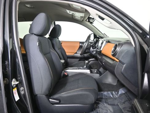 Used 2020 Toyota Tacoma SR5 AWD/4WD image 14