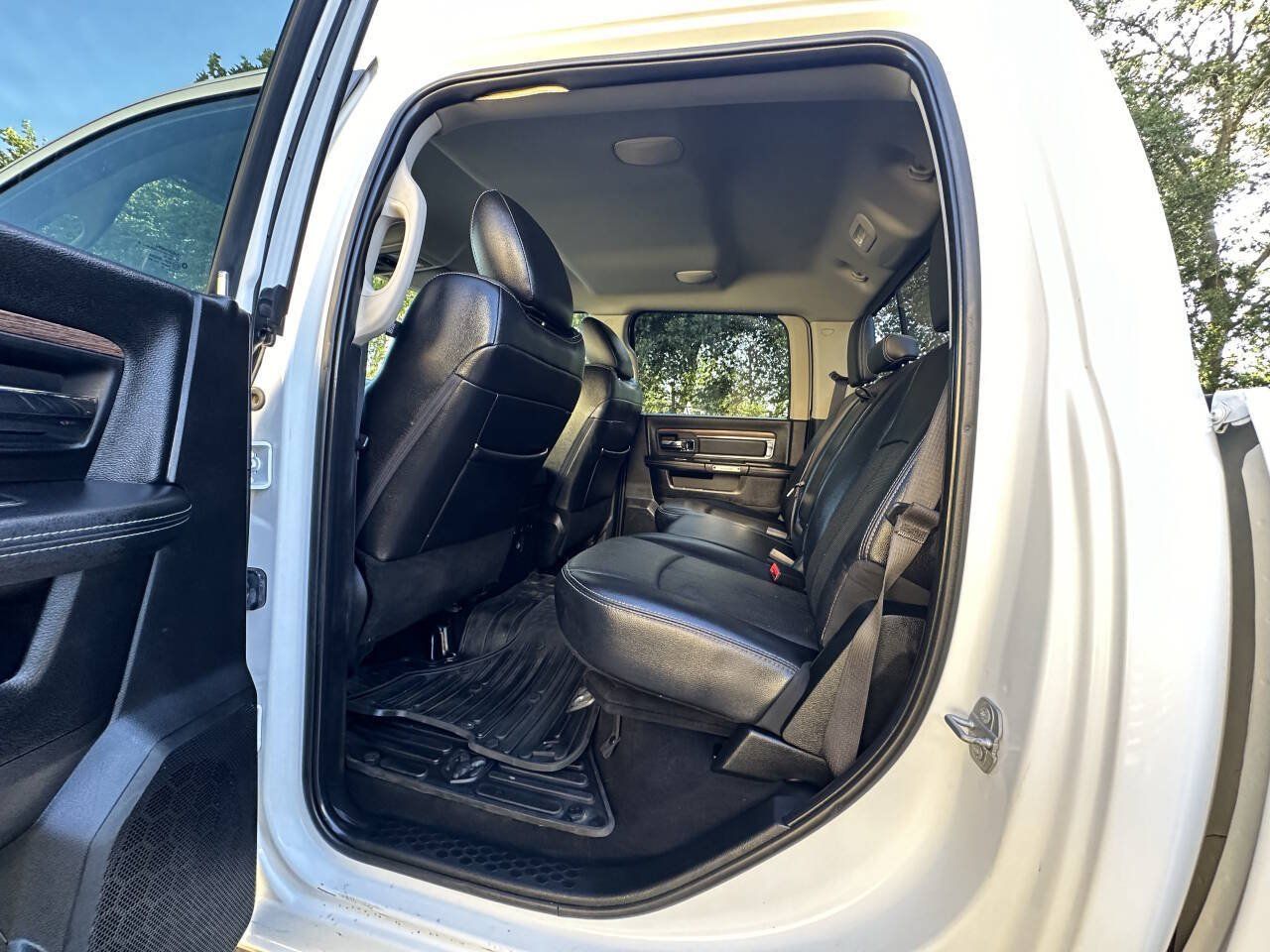 Used 2018 RAM 3500 Laramie w/ Convenience Group AWD/4WD image 11