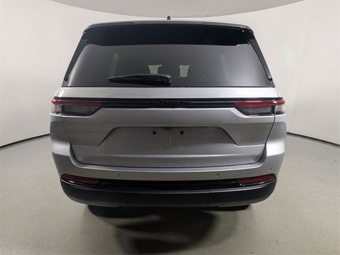 New 2025 Jeep Grand Cherokee Altitude image 6