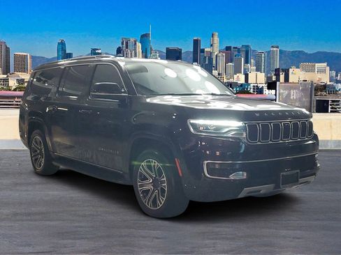 Used 2023 Jeep Wagoneer L Series II image 3