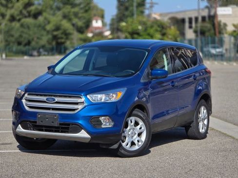 Used 2019 Ford Escape SE image 2