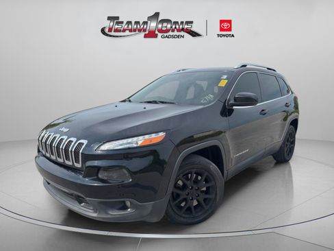 Used 2017 Jeep Cherokee Latitude w/ Comfort/Convenience Group FWD image 4