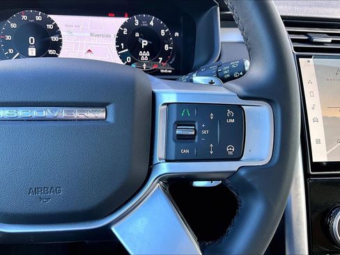 Used 2025 Land Rover Discovery Dynamic SE image 18