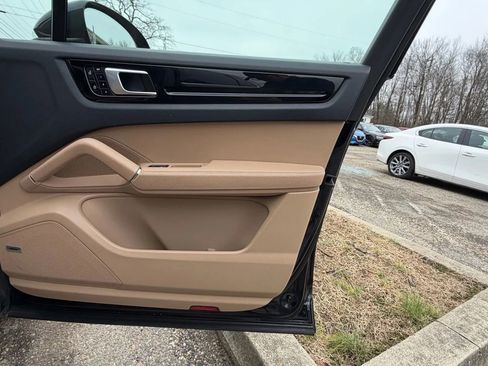 Used 2019 Porsche Cayenne S w/ Premium Plus Package AWD/4WD image 22