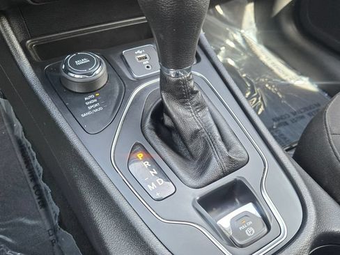 Used 2020 Jeep Cherokee Latitude AWD/4WD image 17