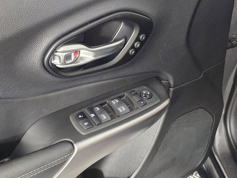 Used 2022 Jeep Cherokee Limited image 18