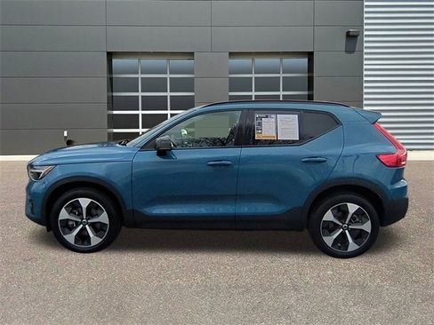Used 2025 Volvo XC40 B5 Plus image 4