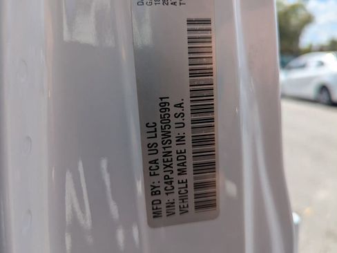 Used 2025 Jeep Wrangler Sahara image 32