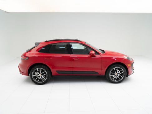 Certified 2025 Porsche Macan AWD/4WD image 8